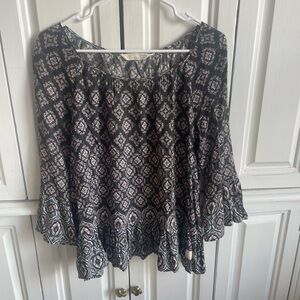 Odd Molly blouse, small, flouncy arm detail, gray with pretty pattern.